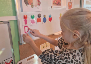 Dziewczynka odkodowuje wyraz