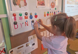 Dziewczynka odkodowuje wyraz