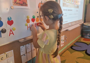 Dziewczynka odkodowuje wyraz