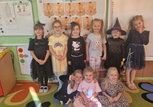 Dziewczynki prezentują się w przebraniach