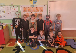 Chłopcy prezentują się w przebraniach