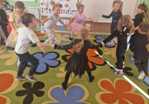 Dzieci tańczą do muzyki