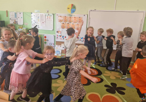 Dzieci tańczą do muzyki