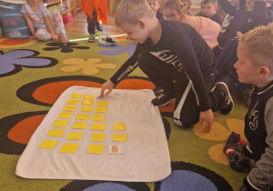 Chłopiec gra w memory na podłodze