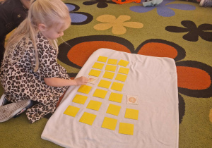 Dziewczynka gra w memory