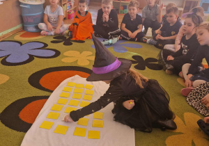 Dziewczynka gra w memory