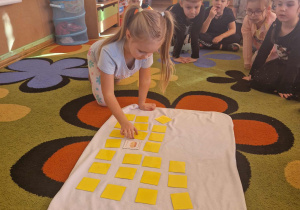 Dziewczynka gra w memory