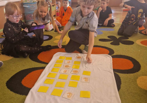 Dziewczynka gra w memory