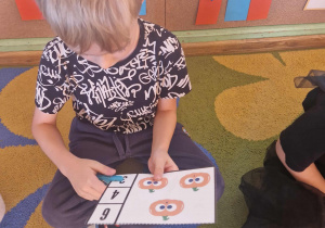 Chłopiec przelicza dynie na obrazku