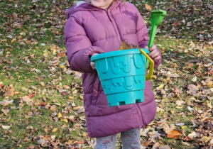 Dziewczynka trzyma w ręku wiaderko