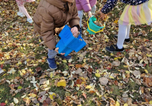 Dzieci zbierają liście do wiaderek
