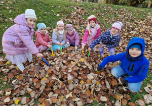 Dzieci grabią liście