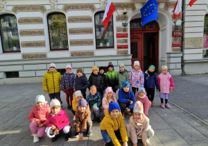 Dzieci pozują na tle urzędu miasta