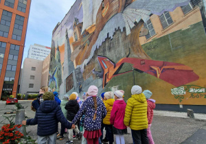 Dzieci podziwiają mural
