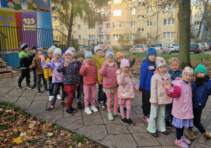 Dzieci w drodze do autokaru