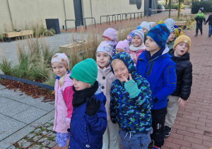 Dzieci w drodze do teatru