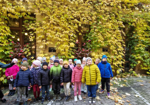 Dzieci zwiedzają łódzkie podwórka