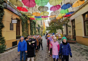 Dzieci zwiedzają łódzkie podwórka