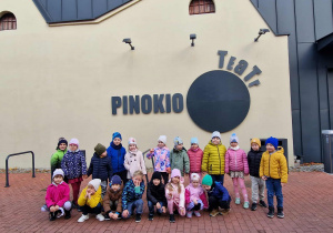 Dzieci pozują na tle teatru Pinokio