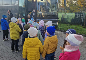 Dzieci wchodzą do autokaru