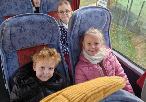 Dzieci siedzą w autokarze