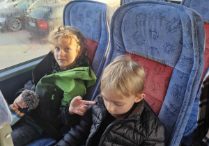 Dwóch chłopców siedzi w autokarze