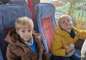 Dwóch chłopców siedzi w autokarze