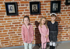 Dzieci pozują na tle galerii zdjęć aktorów