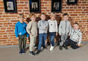 Dzieci pozują na tle galerii zdjęć aktorów