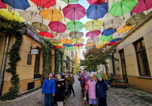 Dzieci zwiedzają łódzkie podwórka