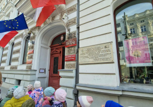 Dzieci spacerują ulicą Piotrkowską