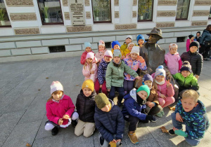 Dzieci pozują przy ławeczce Tuwima