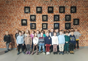 Dzieci na tle zdjęć aktorów teatru Pinokio