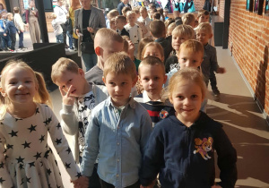 Dzieci w oczekiwaniu na wejście do sali w której odbędzie się spektakl