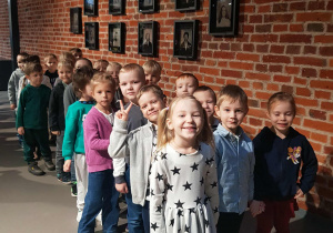 Dzieci w oczekiwaniu na wejście do sali w której odbędzie się spektakl