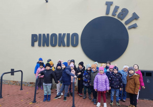 Dzieci przed teatrem