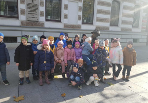 Dzieci na ławeczce obok Juliana Tuwima