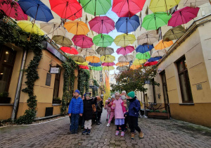 Dzieci zwiedzają łódzkie podwórka
