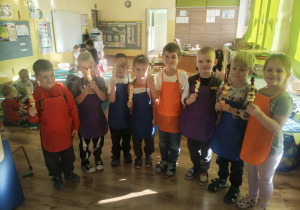 Dzieci prezentują swoje szaszłyki owocowe