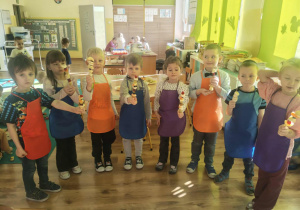 Dzieci prezentują swoje szaszłyki owocowe