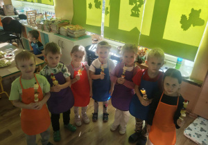 Dzieci prezentują swoje szaszłyki owocowe