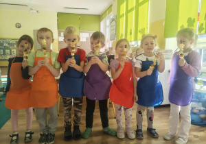 Dzieci prezentują swoje szaszłyki owocowe