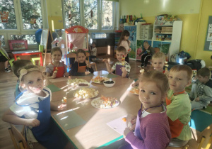 Dzieci nadziewaja owoce na patyki szaszłykowe