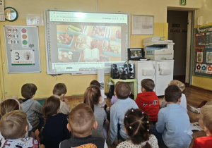 Dzieci oglądają film o zdrowym żywieniu