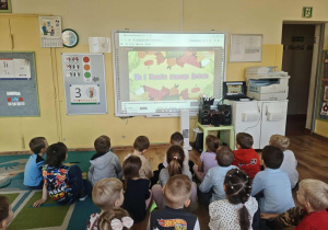 Dzieci oglądają film o zdrowym żywieniu