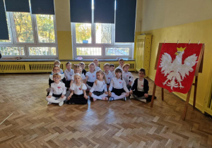 Dzieci z gr 4 w strojach galowych czekają na występ