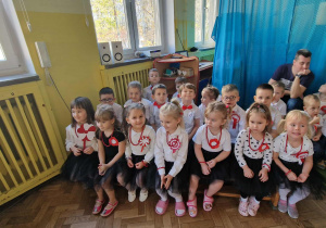 Dzieci z gr 2 w strojach galowych czekają na występ