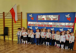 Dzieci z gr 1 w strojach galowych czekają na swój występ