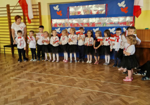 Dzieci z gr 2 w strojach galowych czekają na swój występ