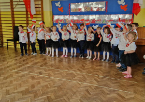 Dzieci z gr 2 machają chorągiewkami